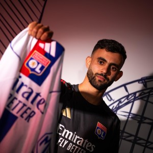 官方：前阿尔及利亚国脚加扎尔自由身重返里昂，双方签约1年